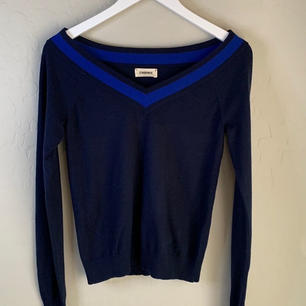 L‘ AGENCE navy blue long sleeve sweater with V-neck. Super soft material
